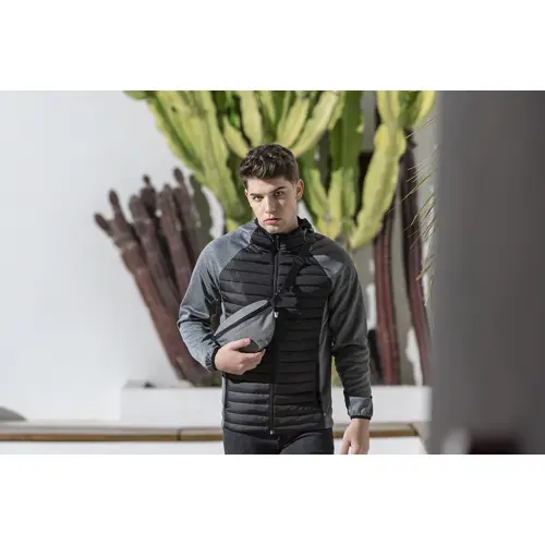 Marsupio in RPET con chiusura zip e cintura regolabile 270x150mm