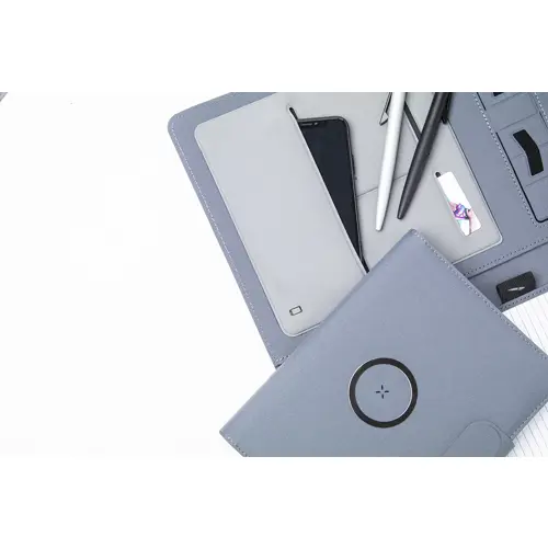 Cartella portadocumenti in RPET con block note A4 da 20 fogli a righe e caricabatterie rapido magnetico wireless 10W