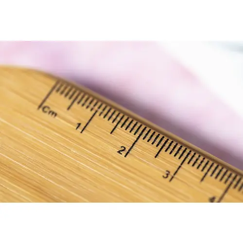 Astuccio in feltro RPET con coperchio in bambù completo di righello portacellulare ed elastico di chiusura