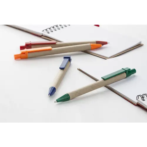 Penna a sfera in carta riciclata e plastica colorata con meccanismo a scatto e refill nero