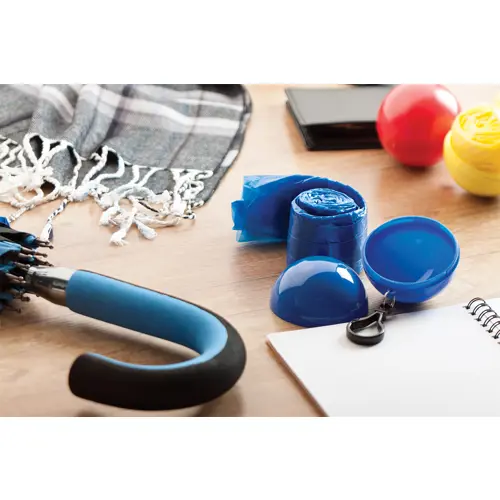 Poncho impermeabile ripiegato nella forma con portachiavi