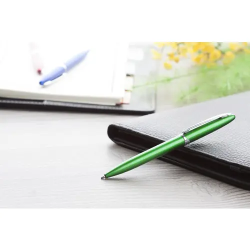 Penna a sfera in plastica colorata e clip cromata con meccanismo a rotazione e refill blu