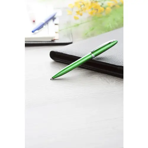 Penna a sfera in plastica colorata e clip cromata con meccanismo a rotazione e refill blu