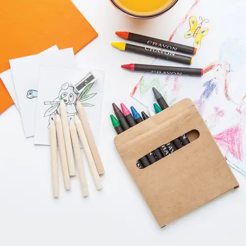 Set da disegno con 6 matite temperino e quaderno da colorare