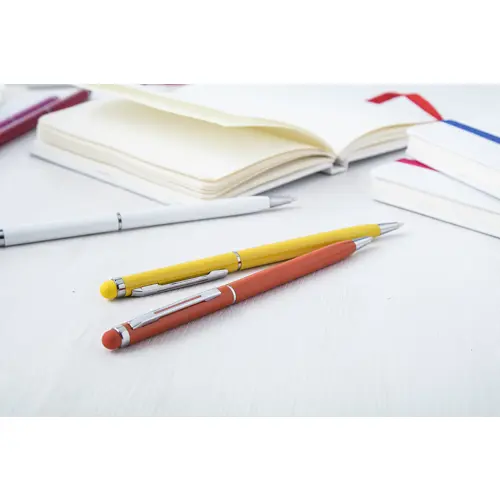 Penna a sfera in alluminio disponibile in vari colori in coordinato con la punta touch e meccanismo a rotazione a refill blu