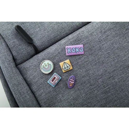 Spilla in metallo quadrata con stampa in resina epossidica