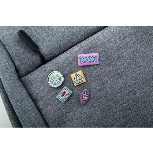 Spilla in metallo quadrata con stampa in resina epossidica