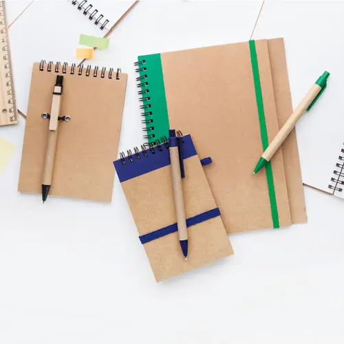 Block notes A5 copertina in carta riciclata e 60 fogli neutri con penna abbinata in refill blu