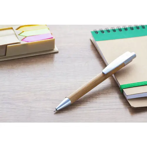 Penna a sfera in bambú con meccanismo a scatto e confezione in carta nera e refill blu