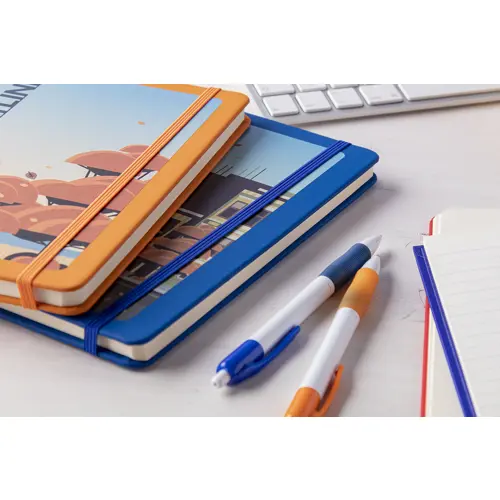 Block Notes A5 con copertina in finta pelle e 100 fogli neutri con segnalibro e cinturino in gomma coordinati