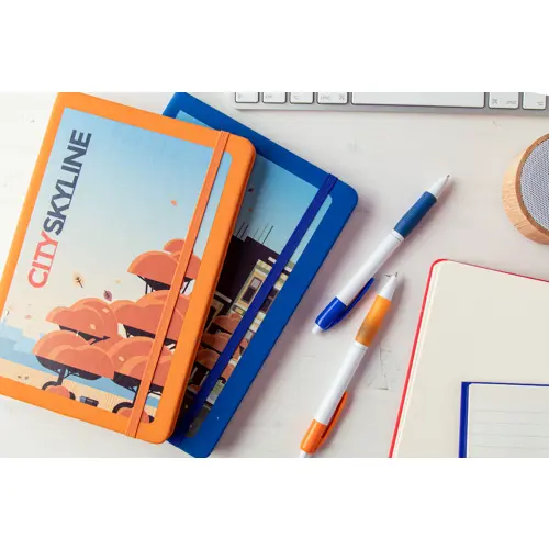 Block Notes A5 con copertina in finta pelle e 100 fogli neutri con segnalibro e cinturino in gomma coordinati