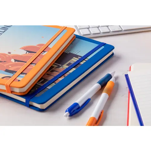 Block Notes A5 con copertina in finta pelle e 100 fogli neutri con segnalibro e cinturino in gomma coordinati