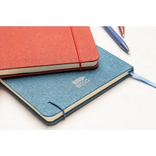 Block notes A5 con copertina in RPET e 80 fogli neutri con segnalibro e portapenna 