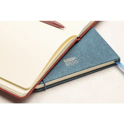 Block notes A5 con copertina in RPET e 80 fogli neutri con segnalibro e portapenna 