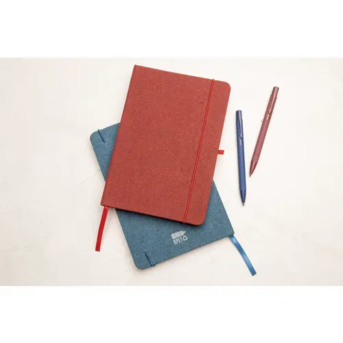 Block notes A5 con copertina in RPET e 80 fogli neutri con segnalibro e portapenna 