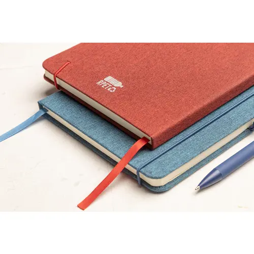 Block notes A5 con copertina in RPET e 80 fogli neutri con segnalibro e portapenna 
