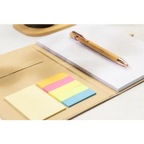 Quaderno A5 con copertina in cartoncino riciclato, foglietti adesivi, tasca, elastico e porta penne