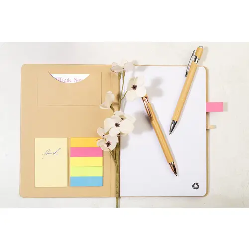 Quaderno A5 con copertina in cartoncino riciclato, foglietti adesivi, tasca, elastico e porta penne
