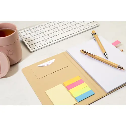 Quaderno A5 con copertina in cartoncino riciclato, foglietti adesivi, tasca, elastico e porta penne