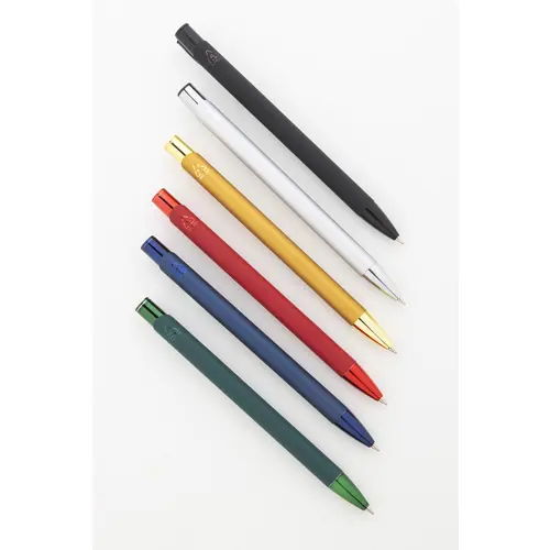 Penna a sfera in alluminio riciclato con corpo gommato e logo con finitura metallica coordinato