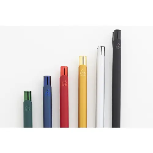 Penna a sfera in alluminio riciclato con corpo gommato e logo con finitura metallica coordinato