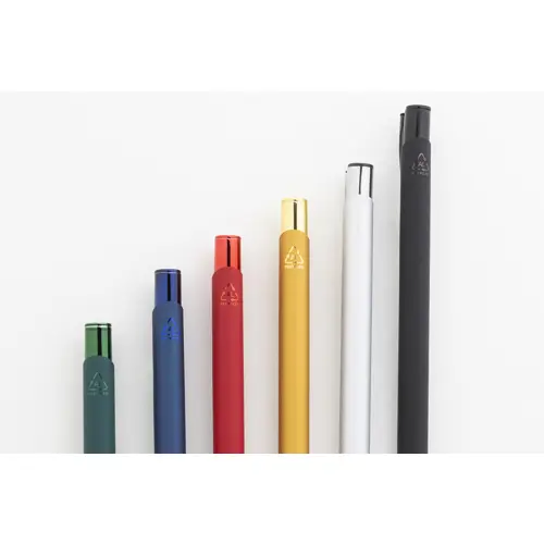 Penna a sfera in alluminio riciclato con corpo gommato e logo con finitura metallica coordinato