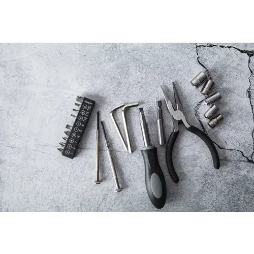 Set 22 pz attrezzi in metallo e valigetta in plastica 220×160×27 mm