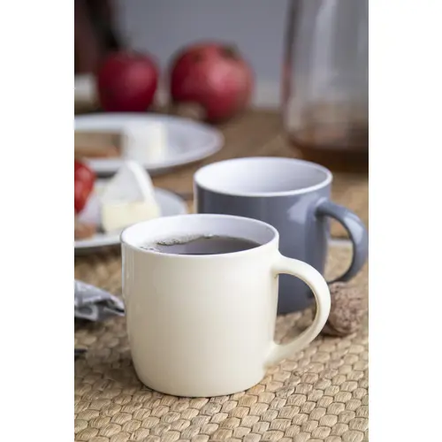 Tazza in ceramica colorata con interno bianco e confezione di cartoncino kraft 335ml