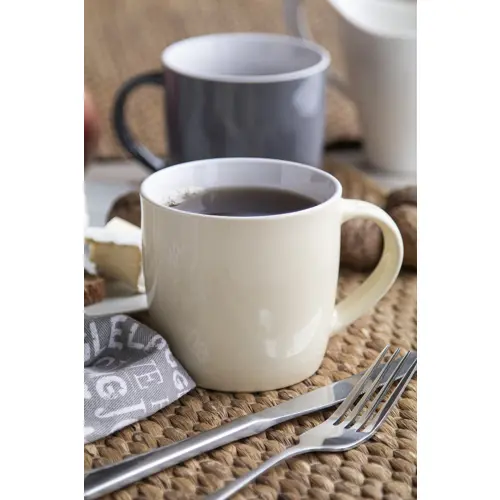 Tazza in ceramica colorata con interno bianco e confezione di cartoncino kraft 335ml