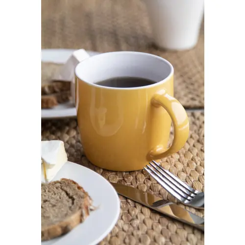 Tazza in ceramica colorata con interno bianco e confezione di cartoncino kraft 335ml