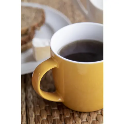 Tazza in ceramica colorata con interno bianco e confezione di cartoncino kraft 335ml