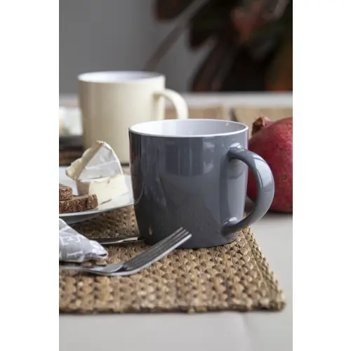 Tazza in ceramica colorata con interno bianco e confezione di cartoncino kraft 335ml