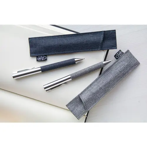 Penna a sfera in metallo con meccanismo a rotazione e fusto rivestito in poliestere RPET  con astuccio coordinato in RPET refill blu