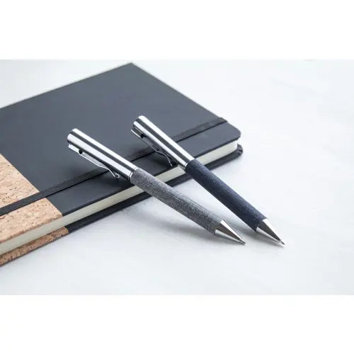 Penna a sfera in metallo con meccanismo a rotazione e fusto rivestito in poliestere RPET  con astuccio coordinato in RPET refill blu