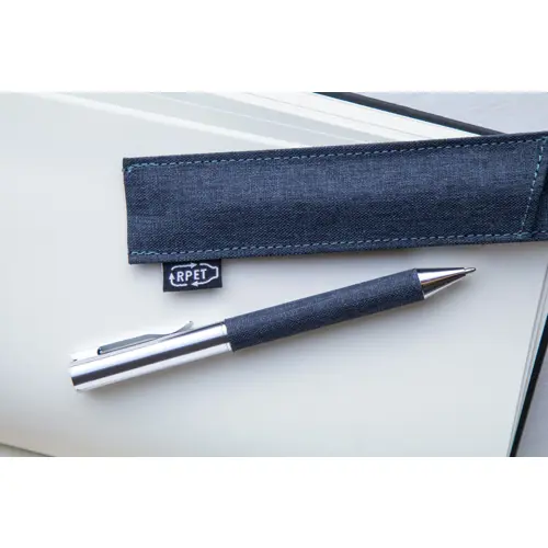 Penna a sfera in metallo con meccanismo a rotazione e fusto rivestito in poliestere RPET  con astuccio coordinato in RPET refill blu