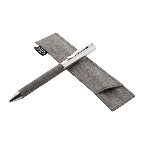 Penna a sfera in metallo con meccanismo a rotazione e fusto rivestito in poliestere RPET  con astuccio coordinato in RPET refill blu