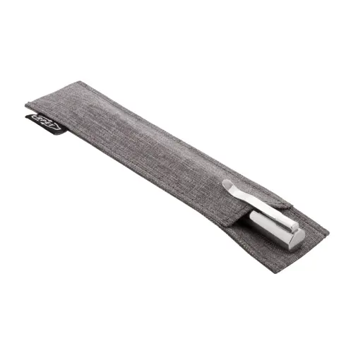 Penna a sfera in metallo con meccanismo a rotazione e fusto rivestito in poliestere RPET  con astuccio coordinato in RPET refill blu