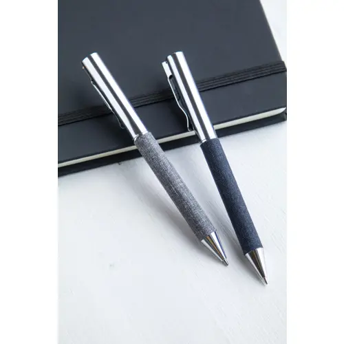 Penna a sfera in metallo con meccanismo a rotazione e fusto rivestito in poliestere RPET  con astuccio coordinato in RPET refill blu