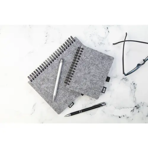 Block note con spirale A5 con copertina in feltro RPET a 80 fogli a righe in carta riciclata