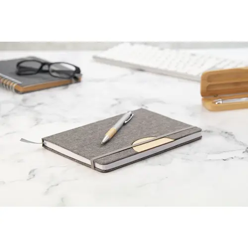 Block notes A5 con copertina in RPET e 80 fogli a righe in carta riciclata con inserto in bambù portacellulare