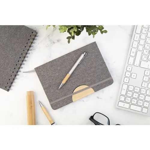 Block notes A5 con copertina in RPET e 80 fogli a righe in carta riciclata con inserto in bambù portacellulare