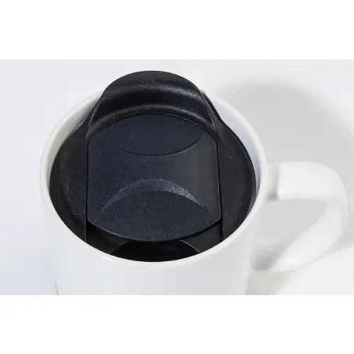 Tazza in ceramica con base in sughero coperchio in PP finitura esterna opaca ed interna lucida confezione in cartoncino kraft 325ml