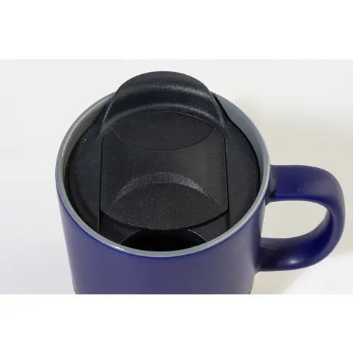 Tazza in ceramica con base in sughero coperchio in PP finitura esterna opaca ed interna lucida confezione in cartoncino kraft 325ml