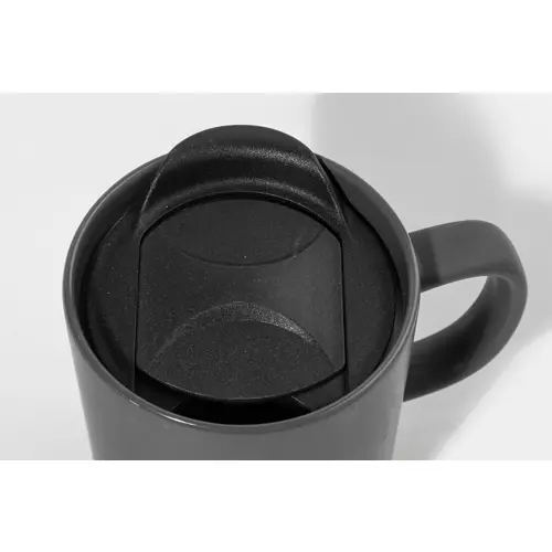 Tazza in ceramica con base in sughero coperchio in PP finitura esterna opaca ed interna lucida confezione in cartoncino kraft 325ml