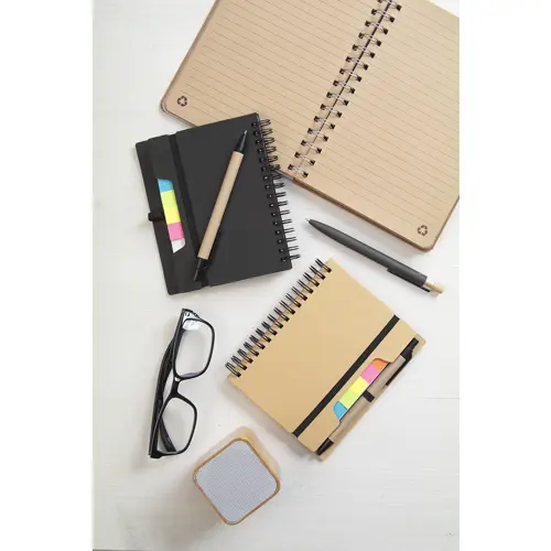 Block note a spirale formato A6 in carta riciclata con 70 fogli a righe segnapagina elastico e penna a sfera in carta riciclata con refill blu