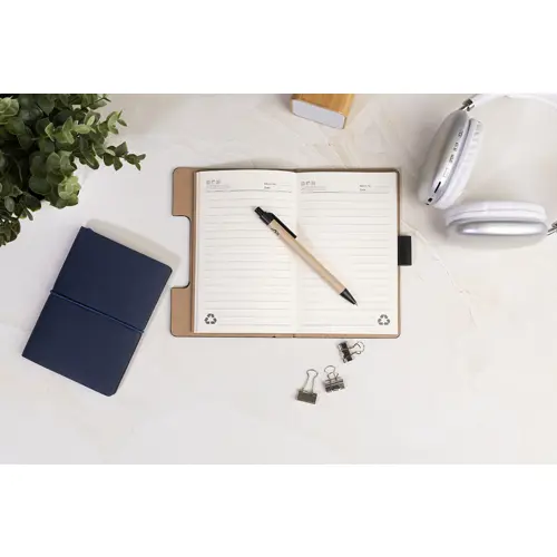 Block note a spirale formato A6 in carta riciclata con 70 fogli a righe segnapagina elastico e penna a sfera in carta riciclata con refill blu