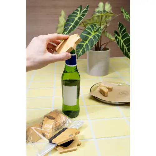 Apribottiglie magnetico a forma di casa in bambù