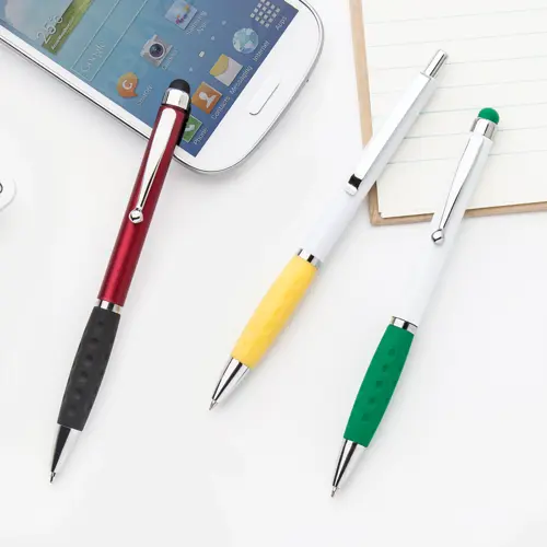 Penna a sfera in plastica disponibile in vari colori e impugnatura gommata e punta touch con meccanismo a rotazione e refill blu