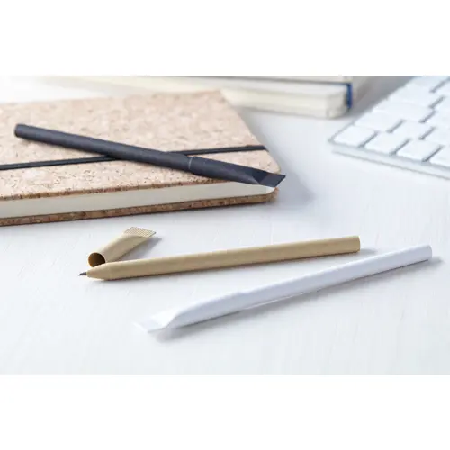 Penna in carta riciclata disponibile in vari colori con cappuccio e refill blu