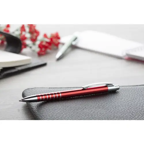 Penna a sfera in alluminio in colori assortiti e decorazione incisa ad anelli con meccanismo a scatto e refill blu